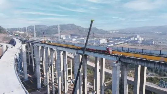 刷新亚洲纪录！中联重科ZAT6000H助力万州环线高速项目百米高空“搭积木”！