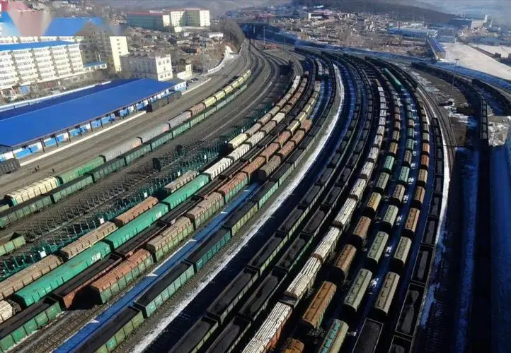 哈尔滨海关消息：绥芬河累计开行进出境中欧班列超900列