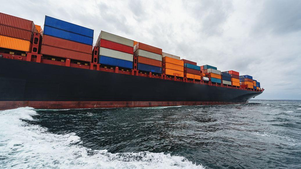 全球海运费用“断崖式下跌”，国际贸易企业影响几何？